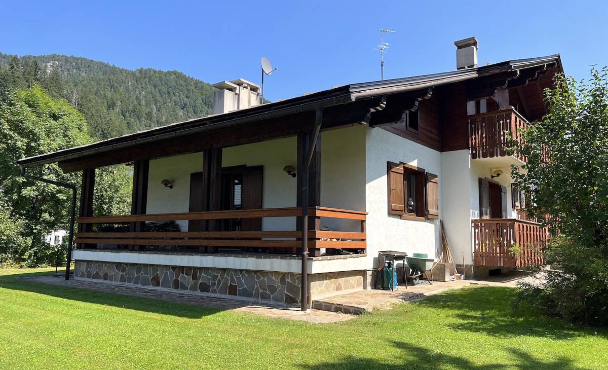 Prestigious villa with garden in the Alps